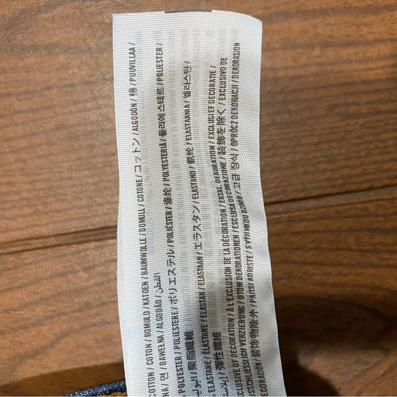 NWOT Abercrombie and Fitch sz 4 jean shorts w 2” inseam, roll hem. Distressed - Picture 7 of 9